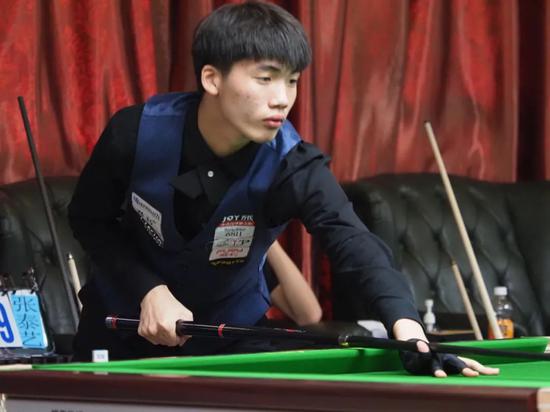 游客前来探 游客前来探